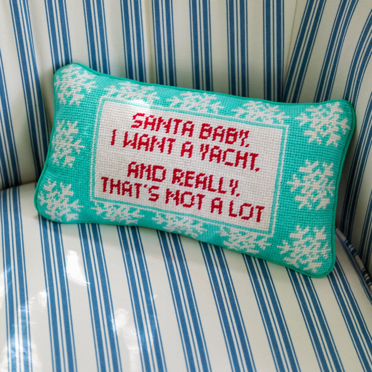 Almohada bordada con el texto "Santa quiero un yate"