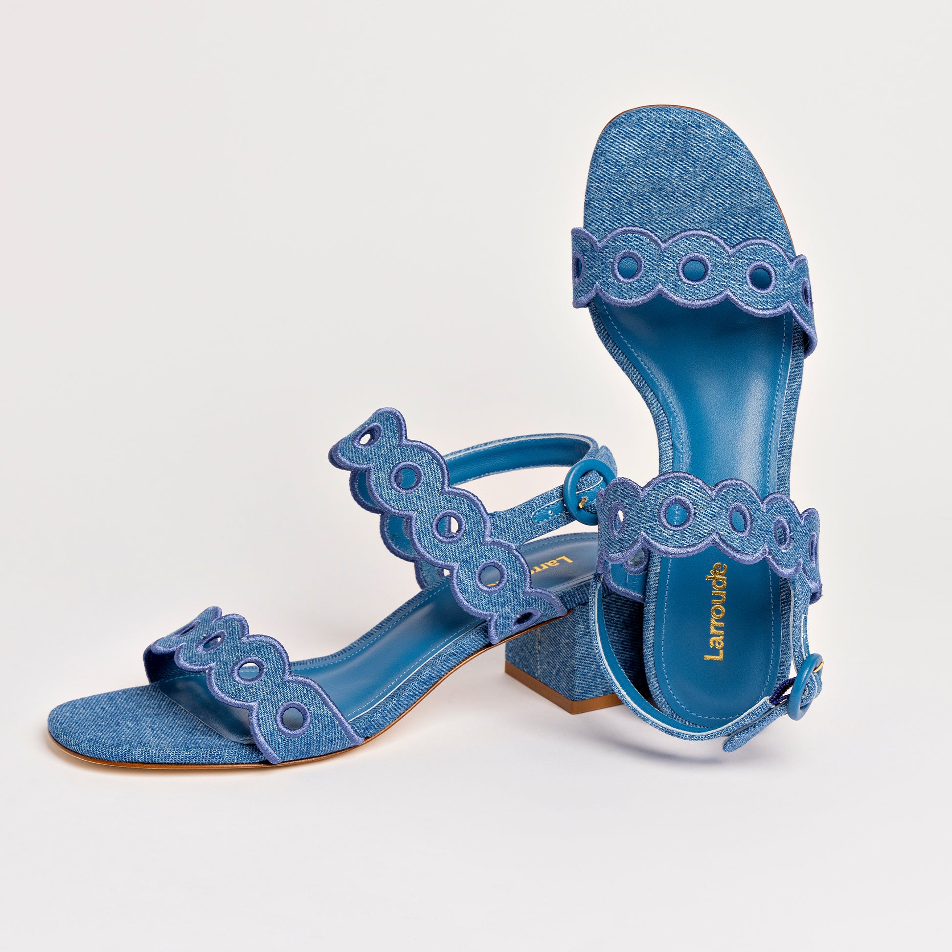 Sandalia Florence con bordados en denim azul