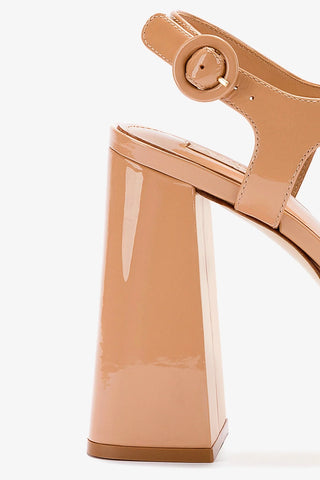 Bee Sandal In Tan Patent Leather