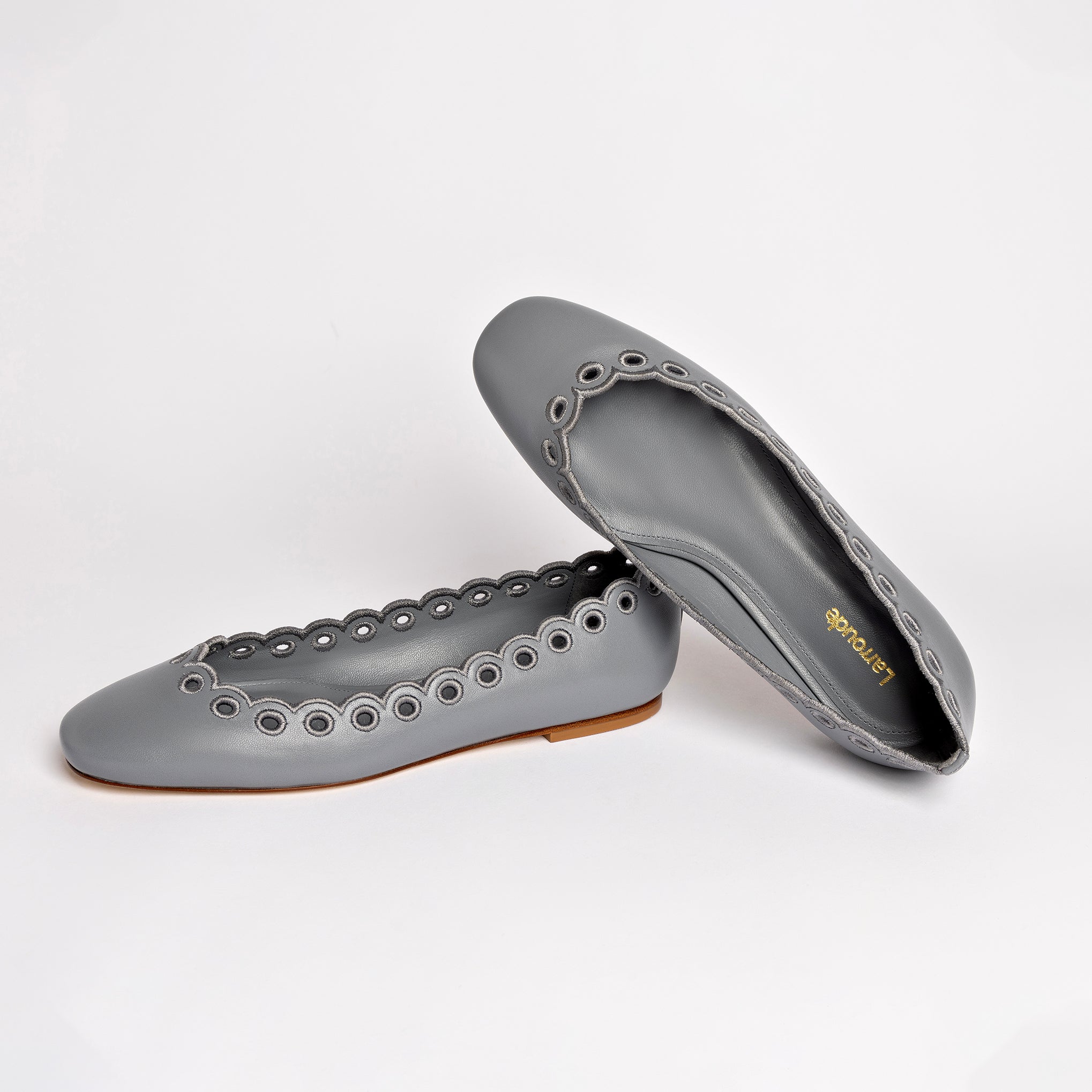 Meghan Broderie Flat In Titanium Leather