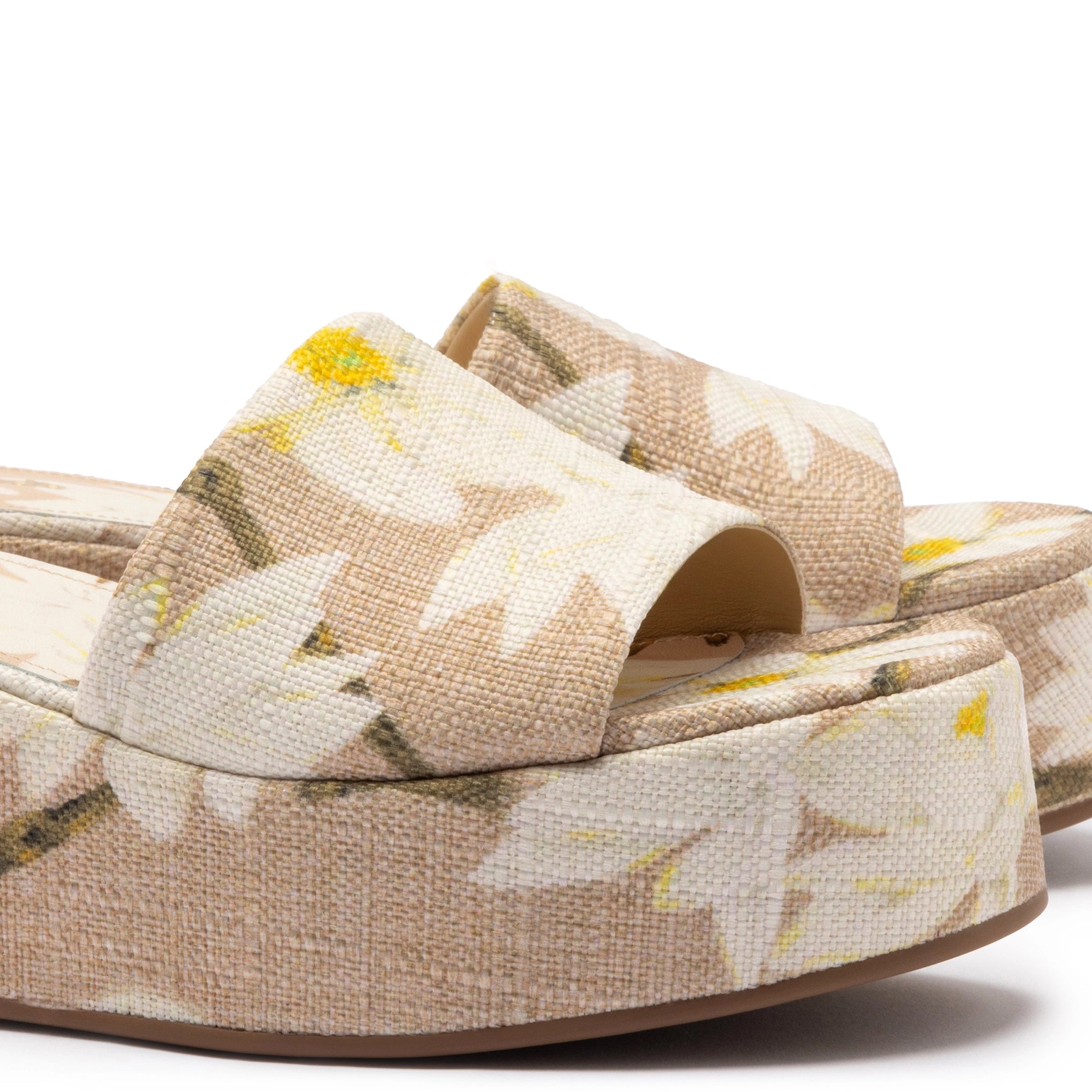 Mule Alex con plataforma plana en rafia estampada en color beige