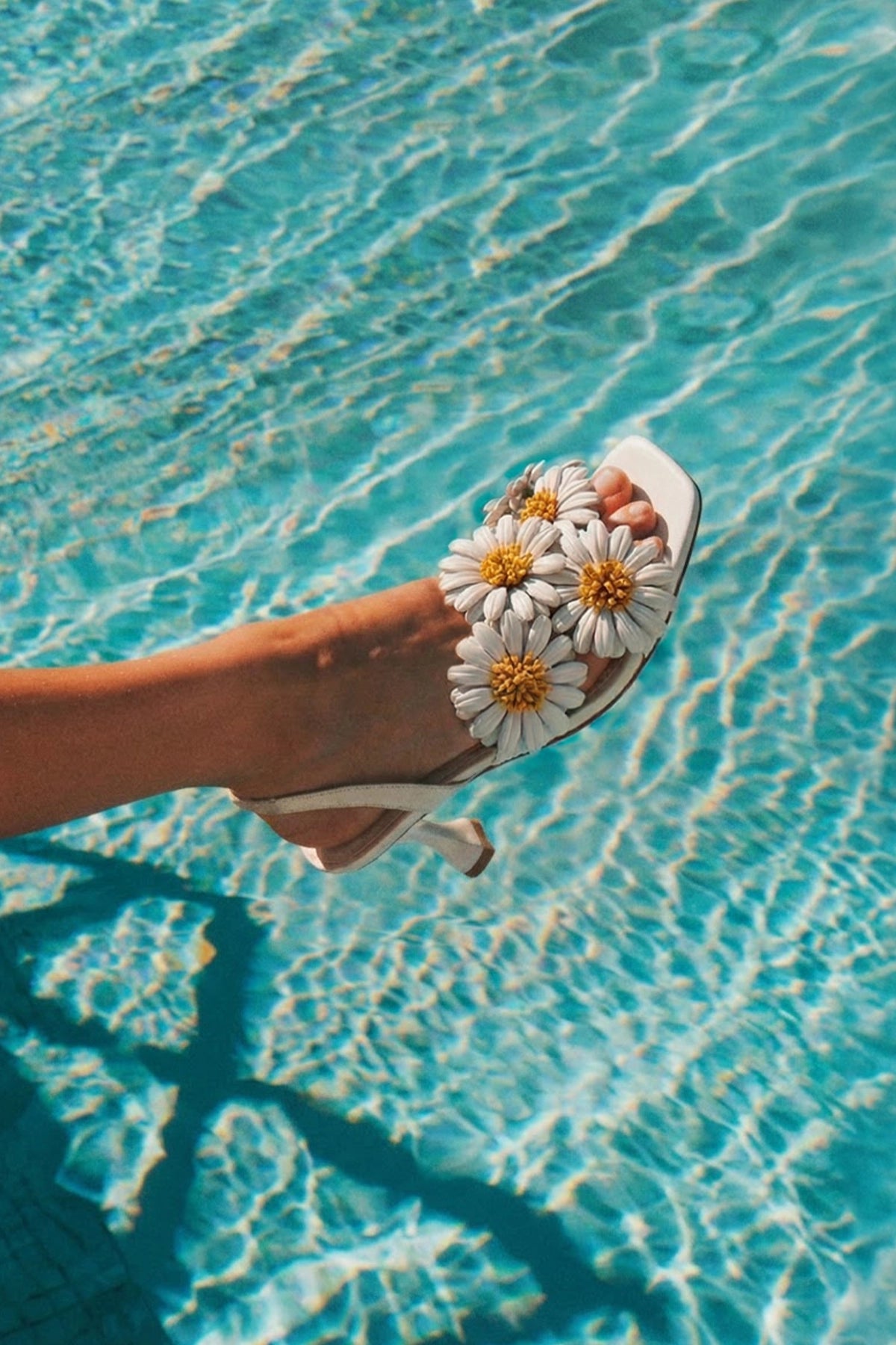 Off white leather slingback sandal with mid heel and floral Off white leather slingback sandal with mid heel and floral