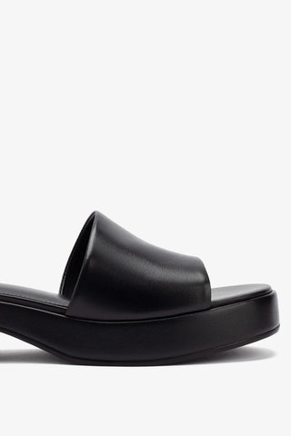 Athena Flatform Sandal In Black Leather