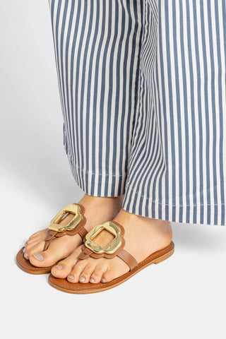 Margherita Thong Sandal In Caramel Leather