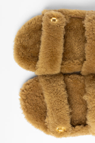 Jetty Fuzzy Sandal Latte Shearling Sandal Larroudé