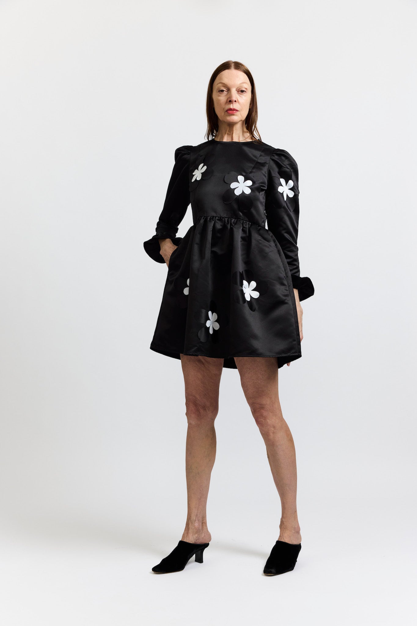 Minivestido estilo pradera con flores de satén negro