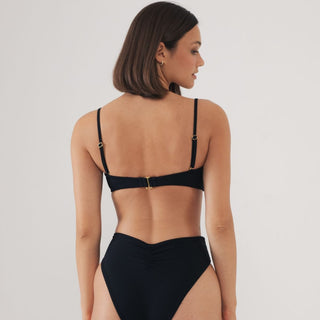 Top de bikini veraniego de canalé negro