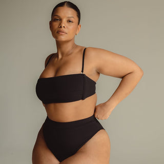 Top de bikini veraniego de canalé negro