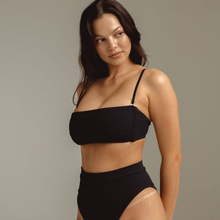 Top de bikini veraniego de canalé negro