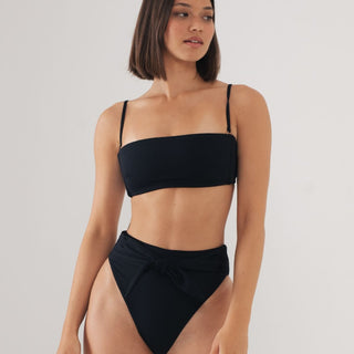 Top de bikini veraniego de canalé negro