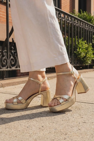 Bianca Low Sandal In Platina Metallic Leather Sandal Larroudé