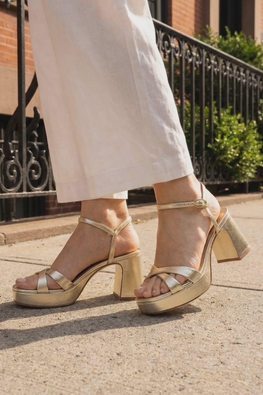 Bianca Low Sandal In Platina Metallic Leather Sandal Larroudé