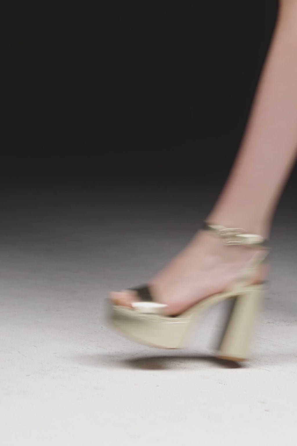 Dolly Sandal In Platina Metallic Leather Sandal Larroudé